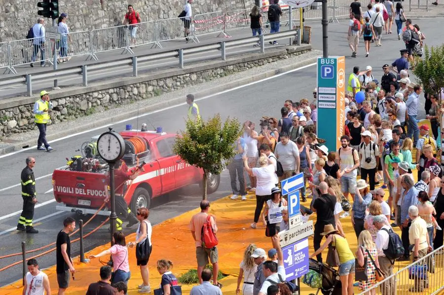 The Floating Piers, i Vigili del fuoco rinfrescano l'attesa