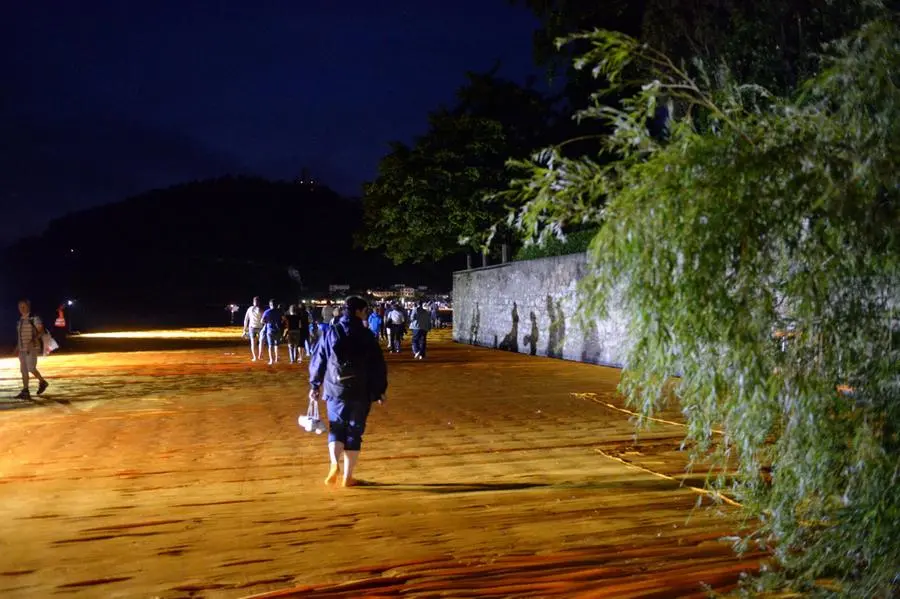 The Floating Piers, scatti notturni