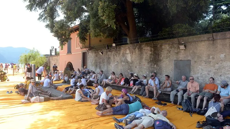 In cerca di riparo dal sole lungo The Floating Piers