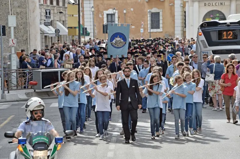 Festa di laurea, il corteo in centro storico