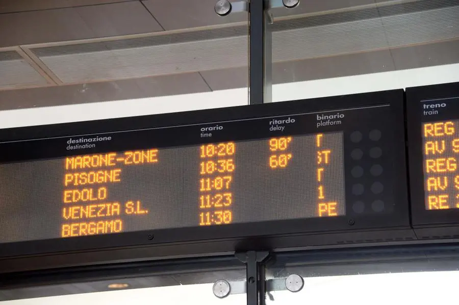 Treni, giornata nera per The Floating Piers