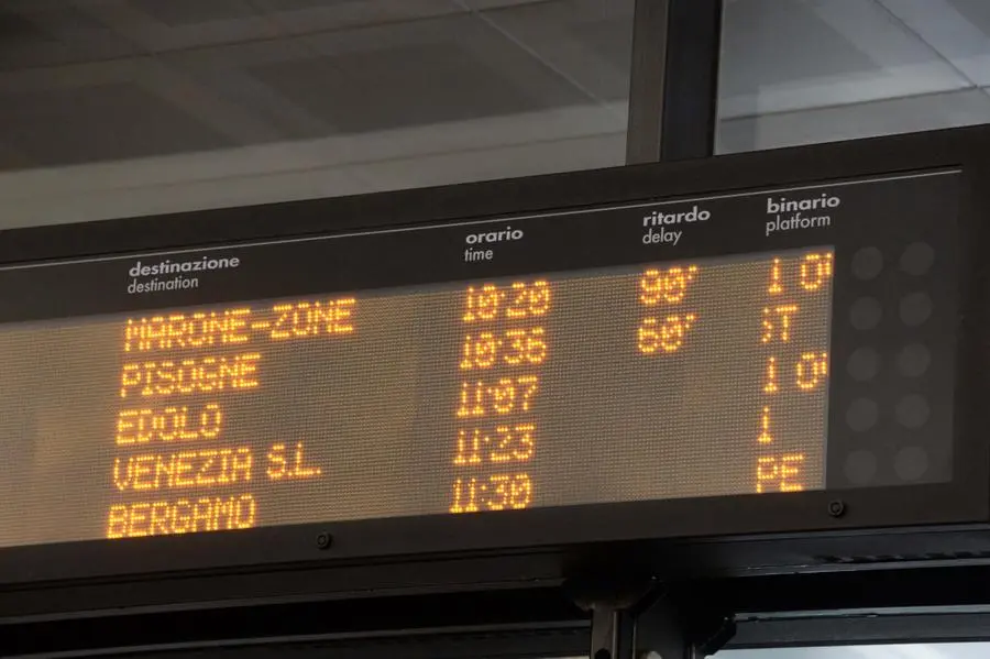 Treni, giornata nera per The Floating Piers