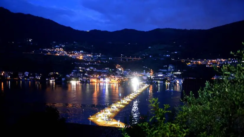 The Floating Piers, la notte in passerella