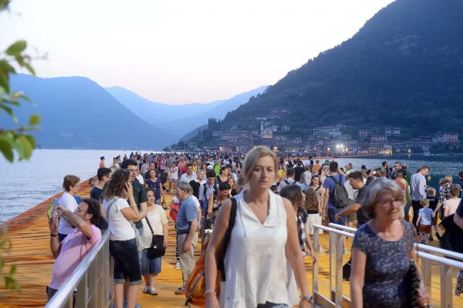 The Floating Piers, la Cenerentola del Sebino chiude a mezzanotte