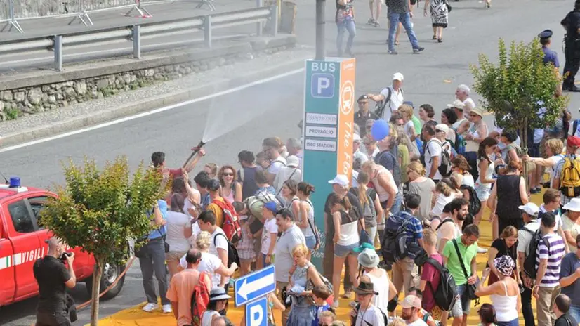 The Floating Piers, i Vigili del fuoco rinfrescano l'attesa