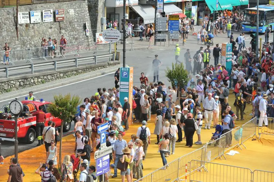 The Floating Piers, i Vigili del fuoco rinfrescano l'attesa