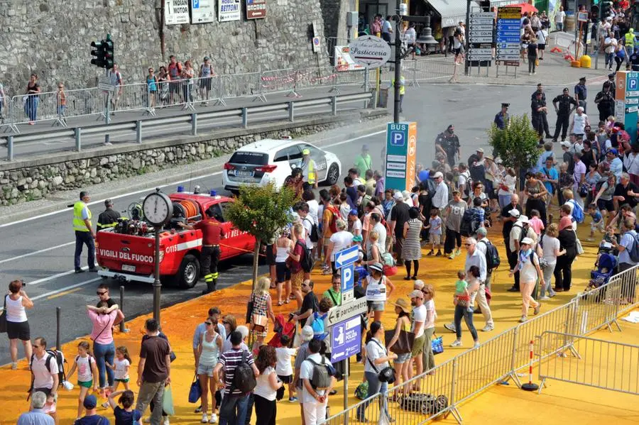 The Floating Piers, i Vigili del fuoco rinfrescano l'attesa