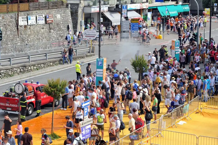 The Floating Piers, i Vigili del fuoco rinfrescano l'attesa