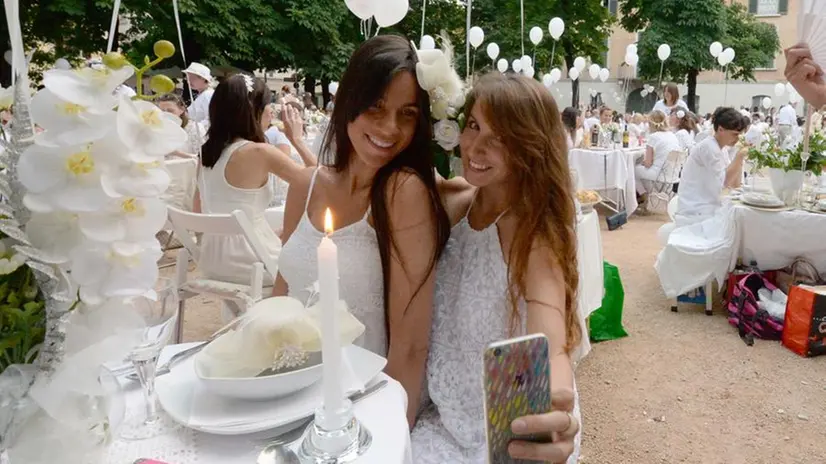 Cena in bianco in piazza Tebaldo Brusato