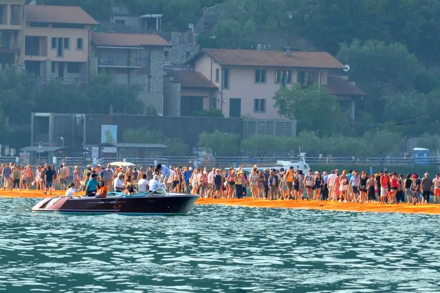 The Floating Piers, la Cenerentola del Sebino chiude a mezzanotte