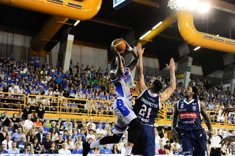 Centrale del latte - Fortitudo 76-58