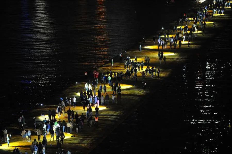 The Floating Piers, la notte in passerella