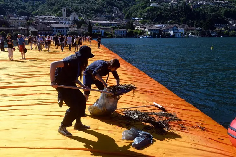 Le pulizie su The Floating Piers