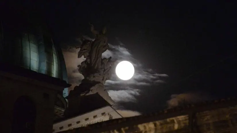 Luna piena per il primo giorno d'estate
