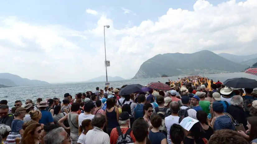 Folla sulla passerella