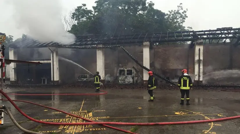 Fiamme in cascina, vigili del fuoco in azione
