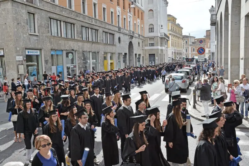 Festa di laurea, il corteo in centro storico