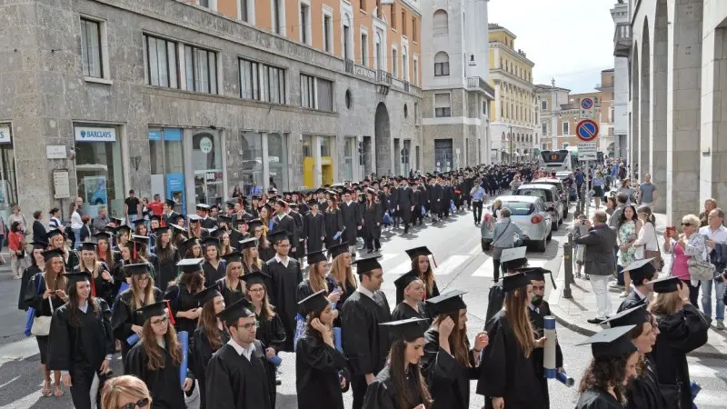 Festa di laurea, il corteo in centro storico