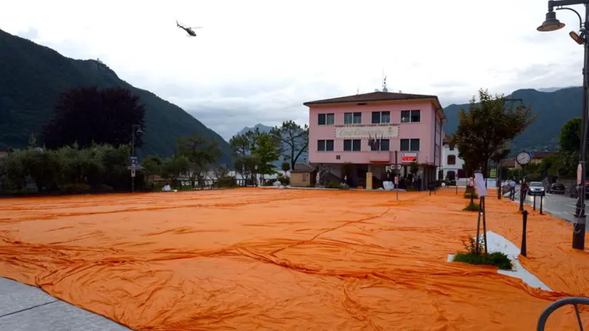 The Floating Piers si tingono di giallo