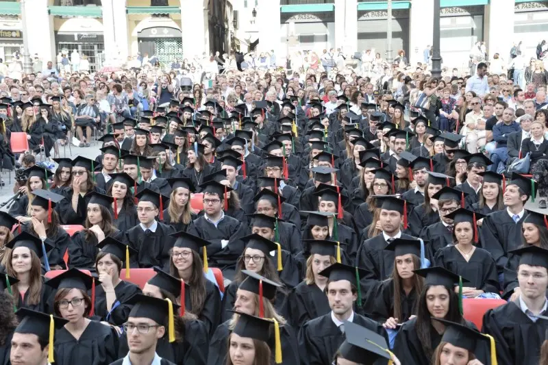 Festa di laurea, il corteo in centro storico