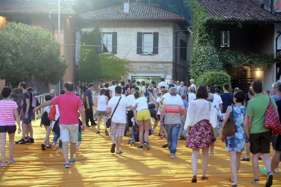 The Floating Piers, la Cenerentola del Sebino chiude a mezzanotte