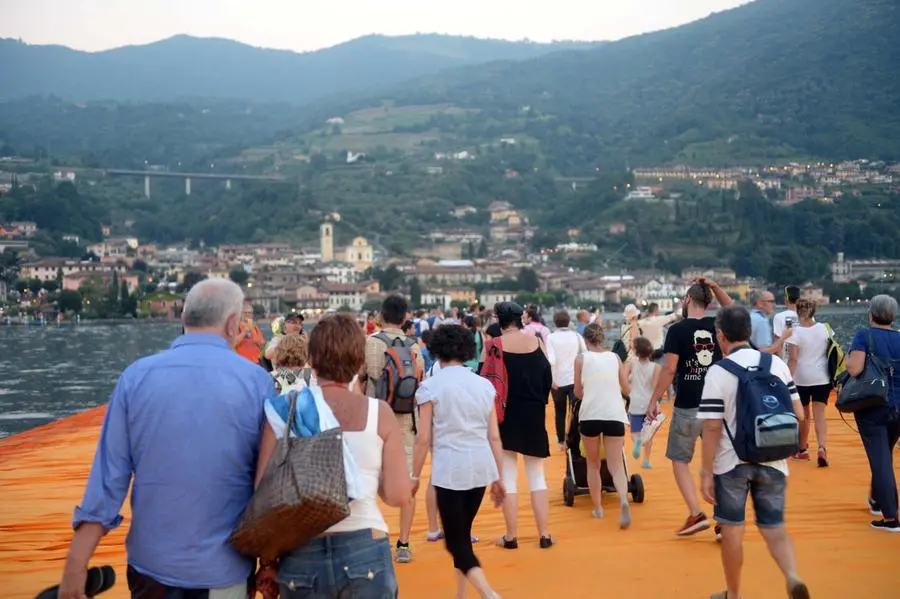 The Floating Piers, la Cenerentola del Sebino chiude a mezzanotte