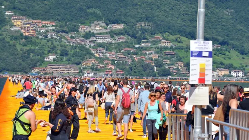 Visitatori accedono alla passerella: isola di San Paolo off limits dalle 21, limiti dalle 15