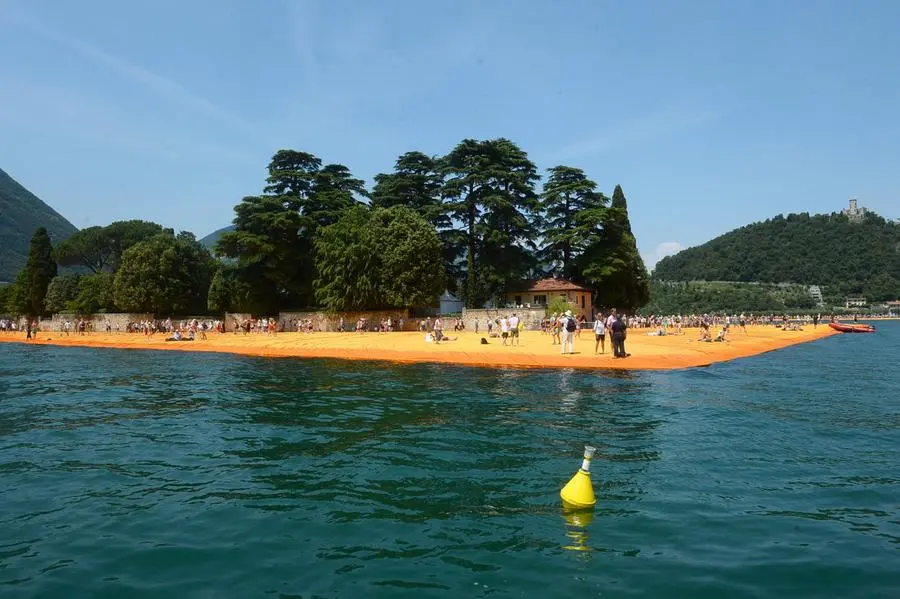 The Floating Piers dalla barca