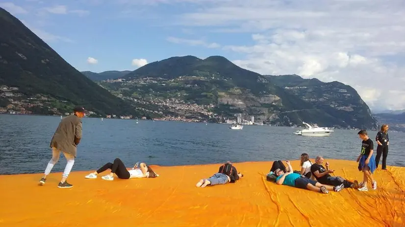 The Floating Piers, i visitatori lungo la passerella