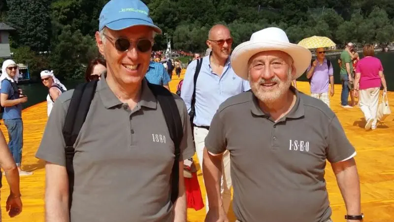 Il Nobel Joseph Stiglitz in passerella con il sindaco di Iseo Riccardo Venchiarutti