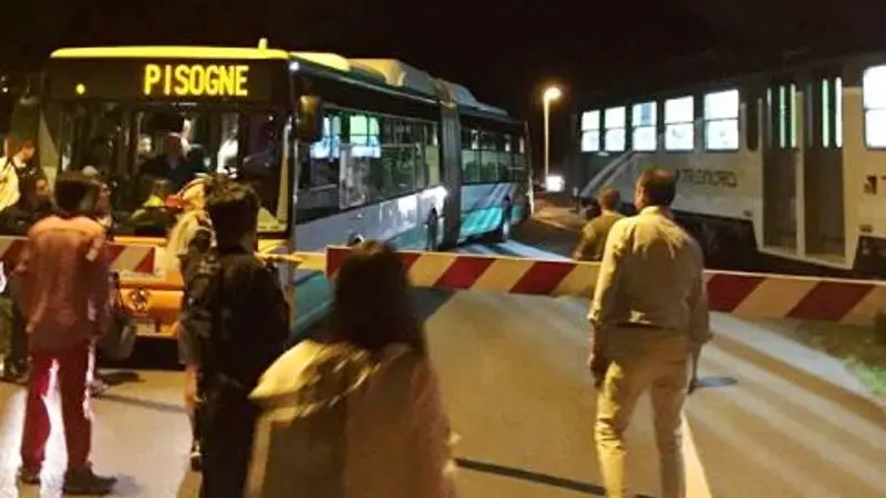Il bus bloccato tra le sbarre