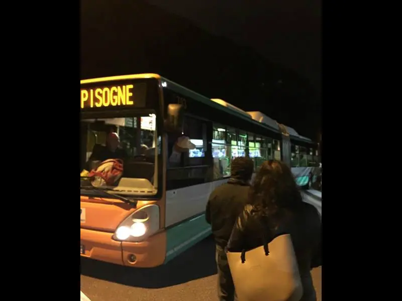 Il bus bloccato tra le sbarre