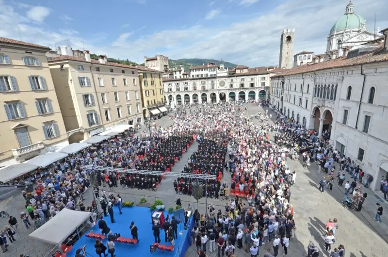 Festa di laurea, il corteo in centro storico