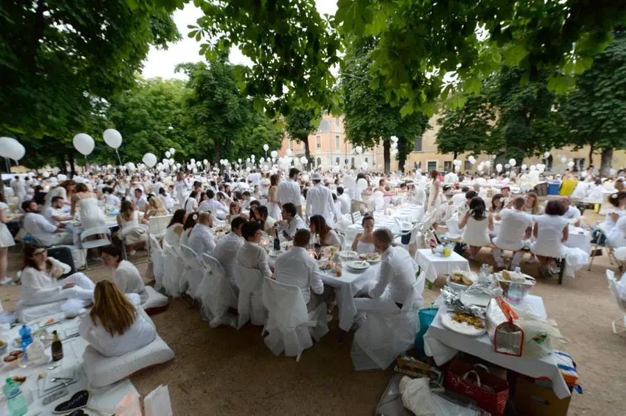 Cena in bianco in piazza Tebaldo Brusato