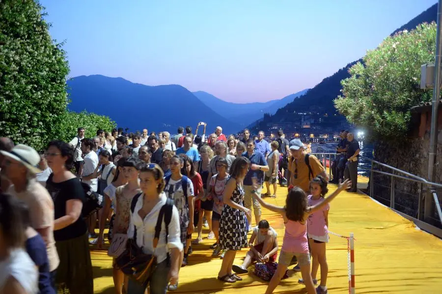 The Floating Piers, la Cenerentola del Sebino chiude a mezzanotte