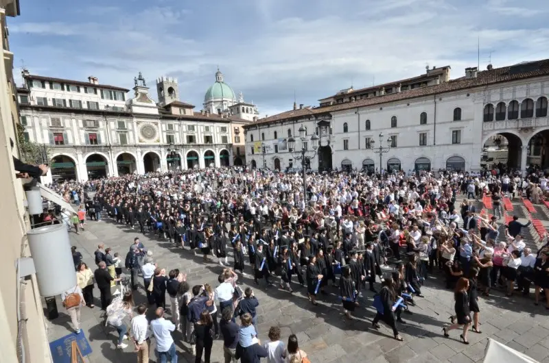 Festa di laurea, il corteo in centro storico