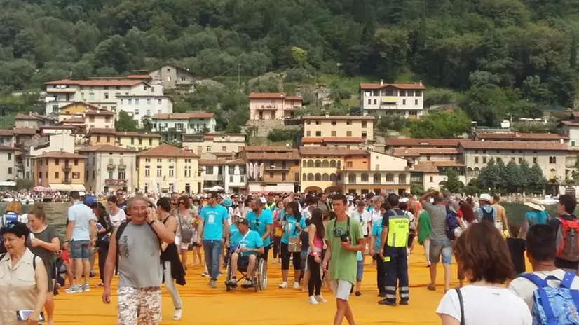 Nuovo pienone sulla passerella di Christo