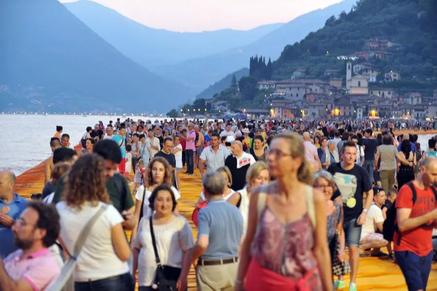 The Floating Piers, la Cenerentola del Sebino chiude a mezzanotte