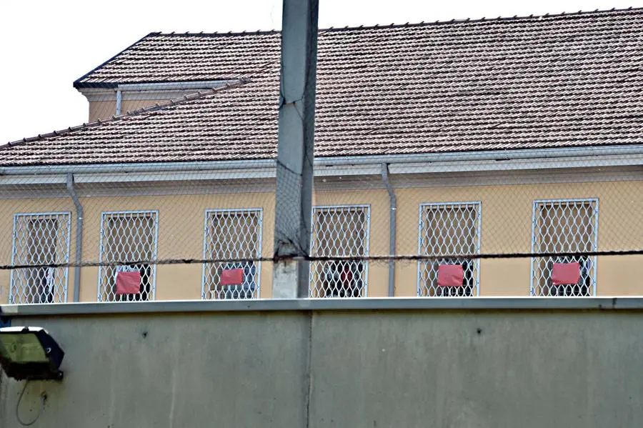 Fazzoletti rossi alle finestre del carcere