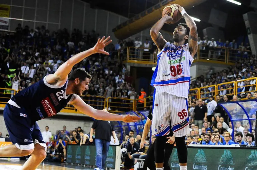 Centrale del latte - Fortitudo 76-58