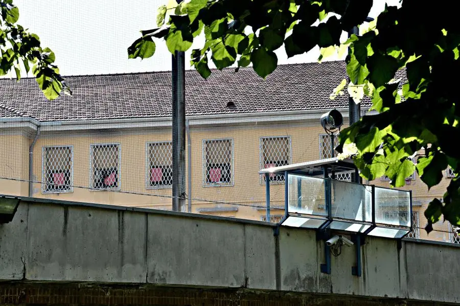 Fazzoletti rossi alle finestre del carcere