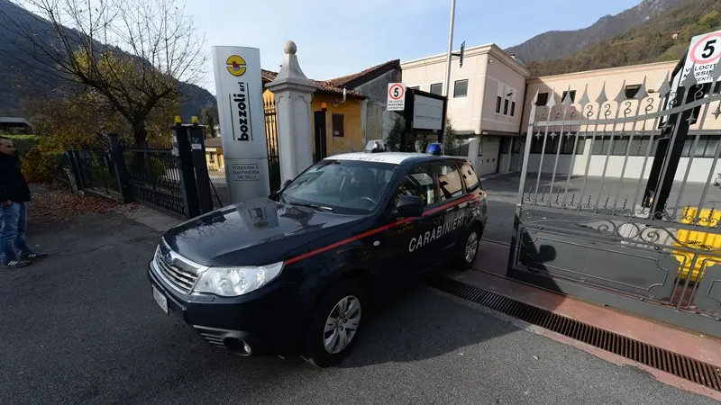 Carabinieri alla fonderia Bozzoli di Marcheno