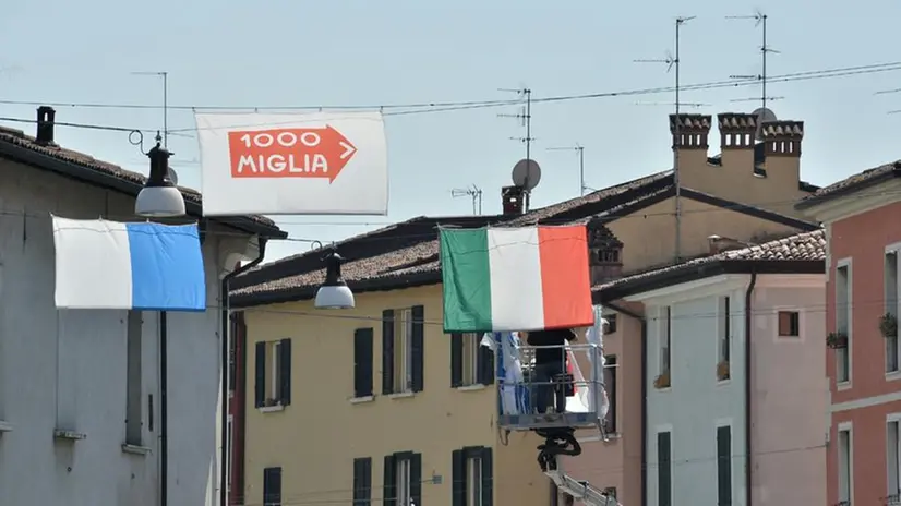 Bandiere per la Mille Miglia in via San Faustino