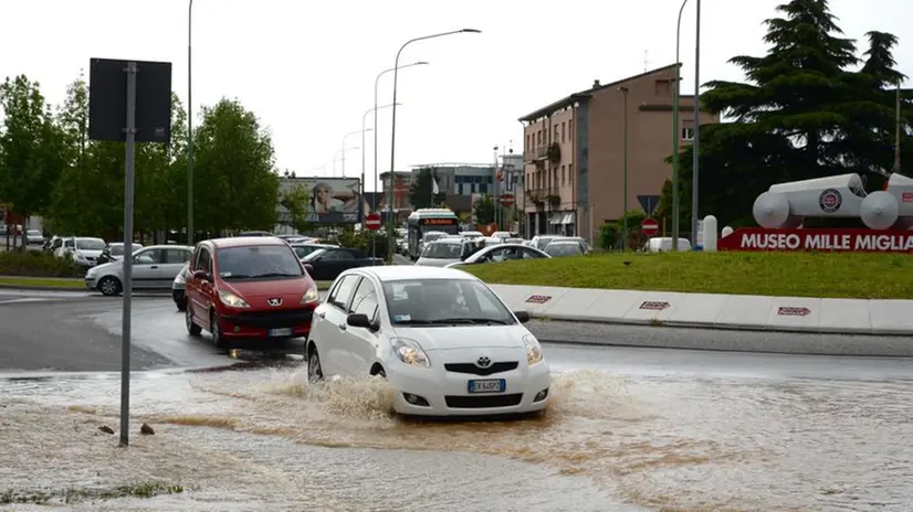 La tubatura rotta in viale Bornata