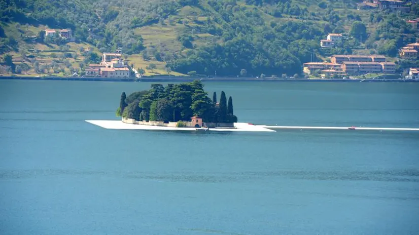 The Floating Piers prende forma