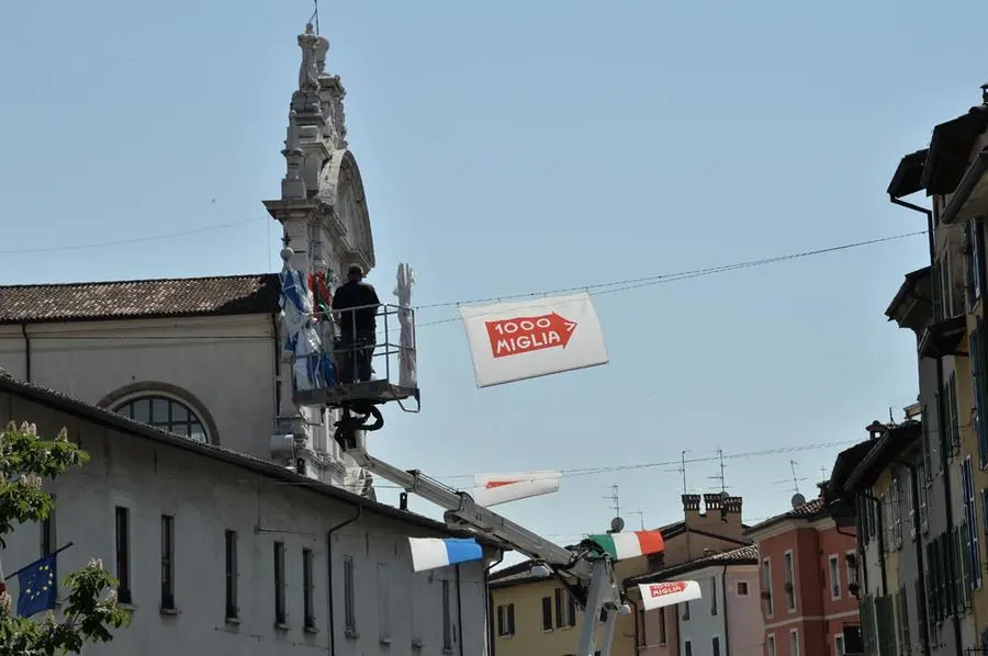Bandiere per la Mille Miglia in via San Faustino