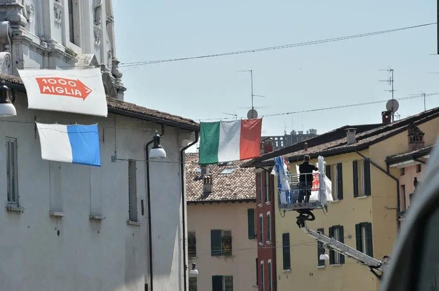 Bandiere per la Mille Miglia in via San Faustino