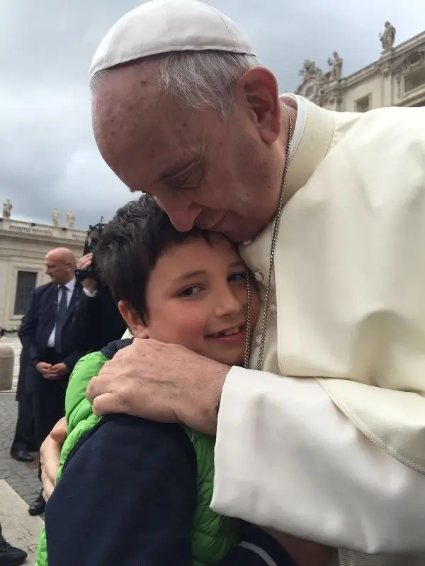 Gli abbracci tra i bambini bresciani e Papa Francesco