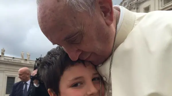 Gli abbracci tra i bambini bresciani e Papa Francesco