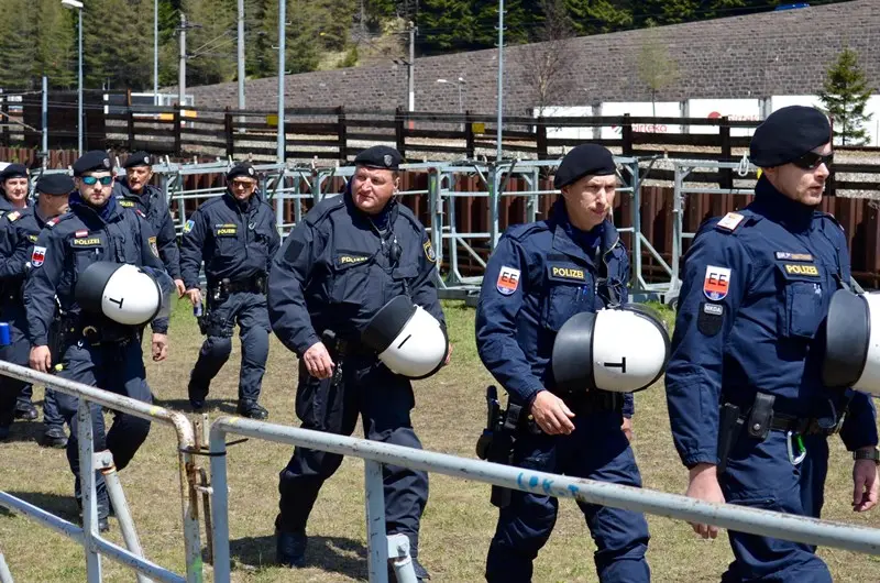 Polizia e black block, alta tensione al Brennero